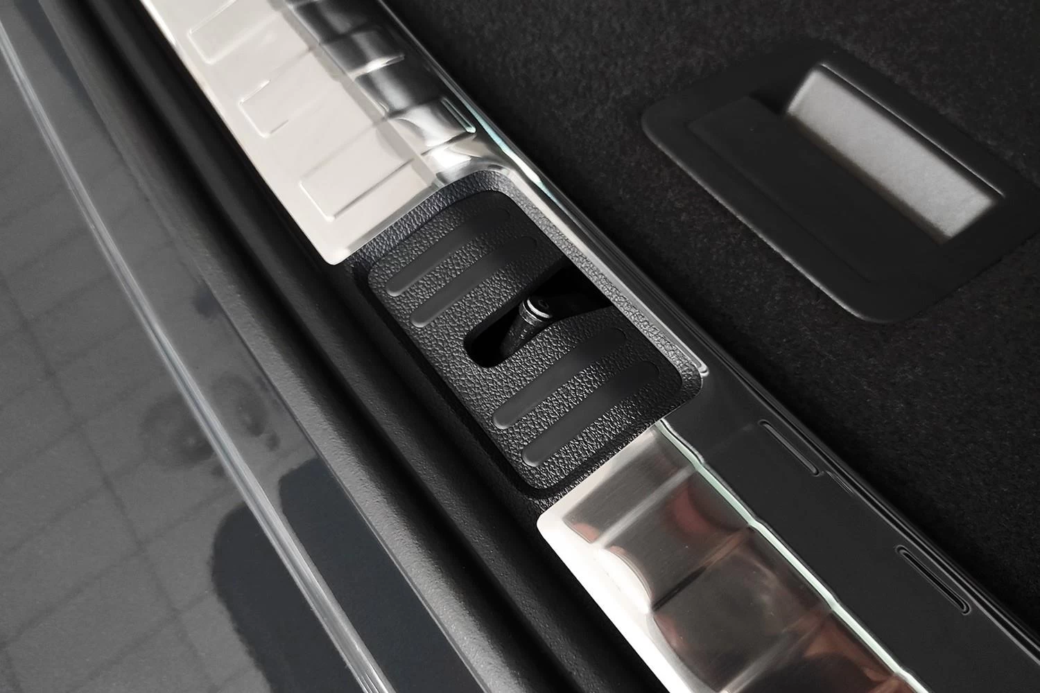 Boot Sill Cover Volkswagen Tiguan II 2015-present Stainless Steel - Afbeelding 2